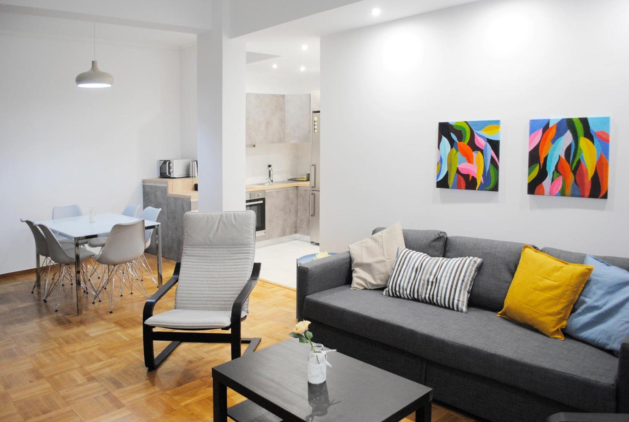 Renovated 2 Bedrooms Flat Near The Center *