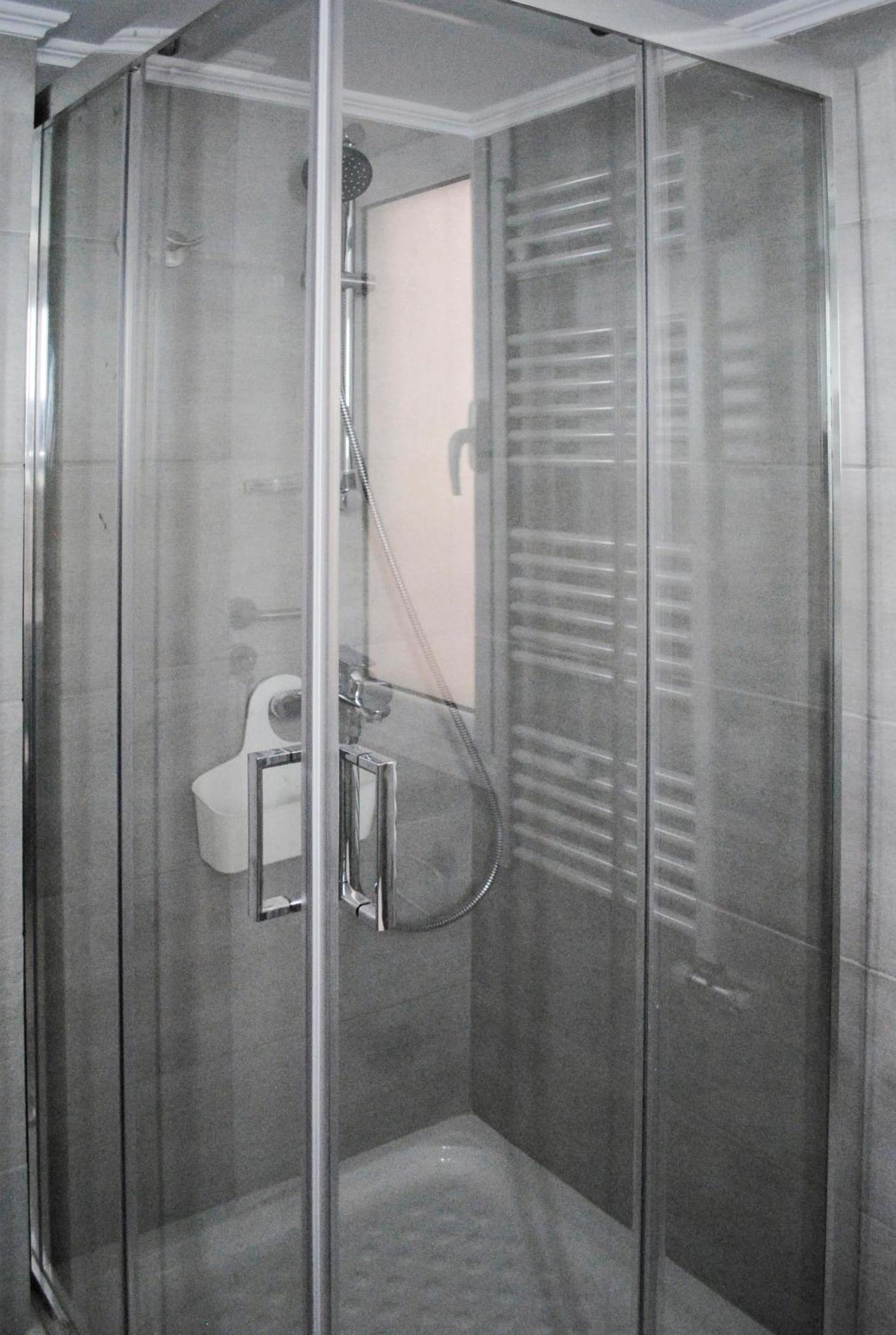 Renovated 2 Bedrooms Flat Near The Center