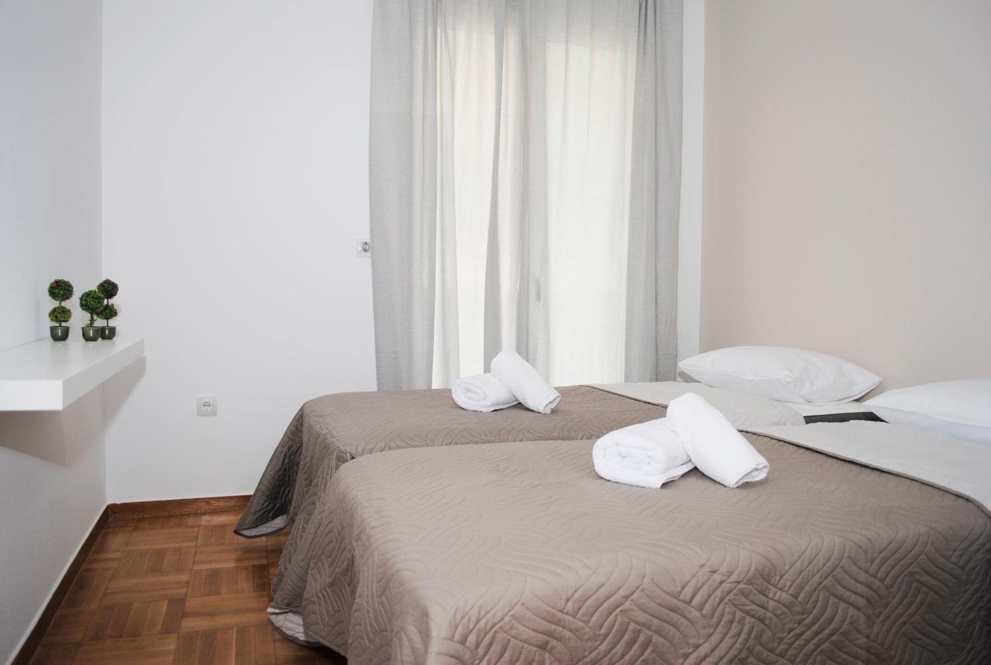 Renovated 2 Bedrooms Flat Near The Center