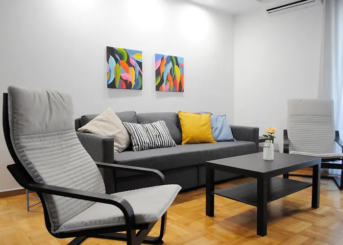 Renovated 2 Bedrooms Flat Near The Center
